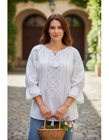 Ie traditionala alba dama cu broderie argintie si maneca trei sferturi