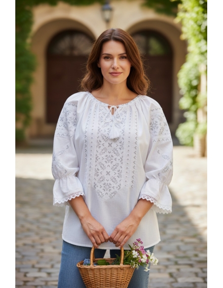 Ie traditionala alba dama cu broderie argintie si maneca trei sferturi