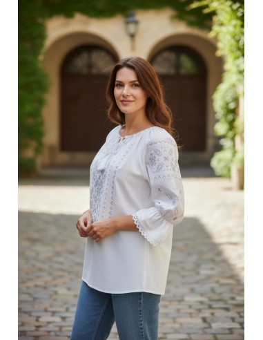 Ie traditionala alba dama cu broderie argintie si maneca trei sferturi