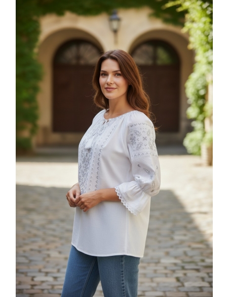 Ie traditionala alba dama cu broderie argintie si maneca trei sferturi