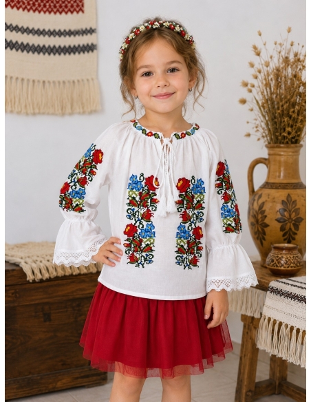 Ie traditionala alba pentru fetite cu broderie florala rosie si albastra