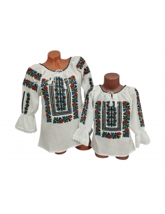 Set mama si fiica cu ii traditionale albe brodate cu flori rosii si albastre model romanesc autentic