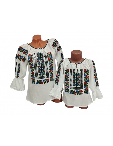 Set mama si fiica cu ii traditionale albe brodate cu flori rosii si albastre model romanesc autentic