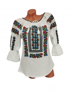 Ie traditionala dama alba brodata cu flori rosii si albastre model floral romanesc