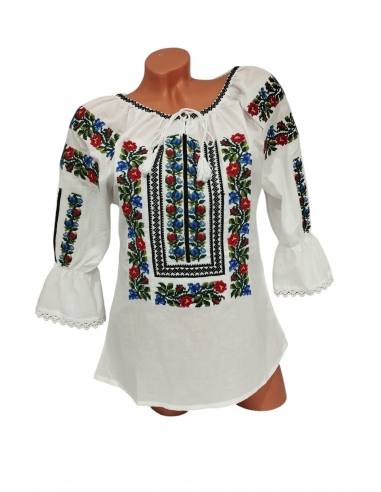 Ie traditionala dama alba brodata cu flori rosii si albastre model floral romanesc