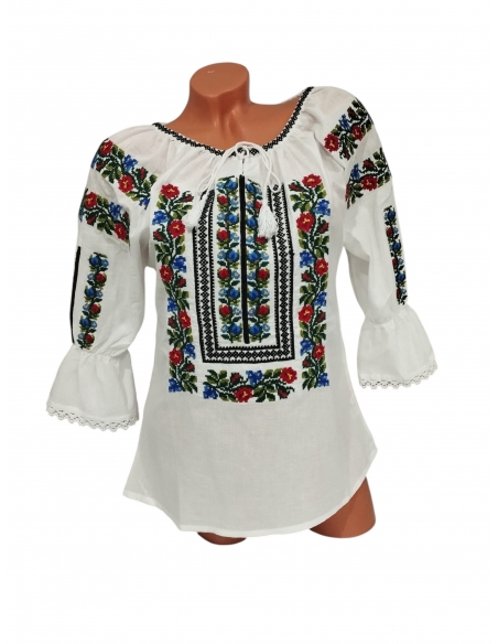 Ie traditionala dama alba brodata cu flori rosii si albastre model floral romanesc