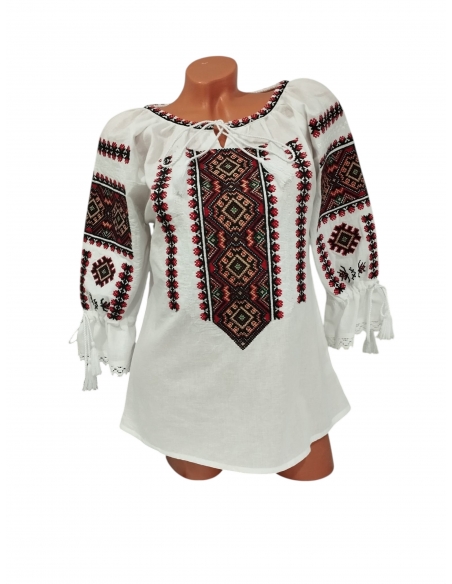 Cuplu purtand ie traditionala dama si camasa traditionala barbateasca din bumbac cu broderie geometrica rosie si neagra.