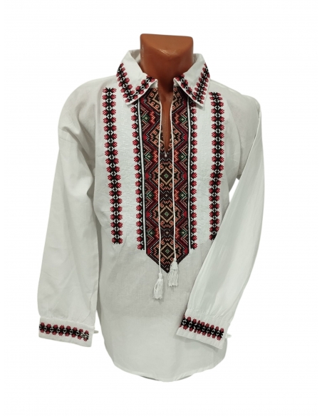 Cuplu purtand ie traditionala dama si camasa traditionala barbateasca din bumbac cu broderie geometrica rosie si neagra.