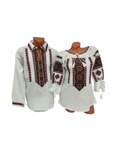 Cuplu purtand ie traditionala dama si camasa traditionala barbateasca din bumbac cu broderie geometrica rosie si neagra.