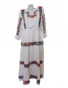 Rochie traditionala romaneasca alba cu broderie florala multicolora si maneca trei sferturi