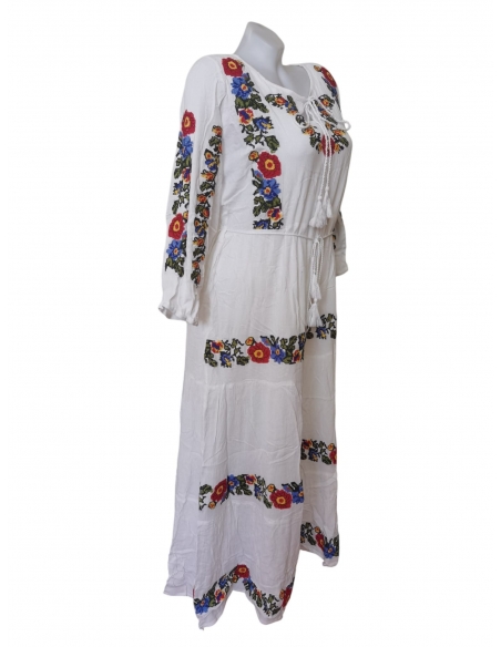 Rochie traditionala romaneasca alba cu broderie florala multicolora si maneca trei sferturi