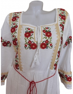 Rochie traditionala romaneasca alba cu broderie rosie si aurie model maci traditionali maneca trei sferturi