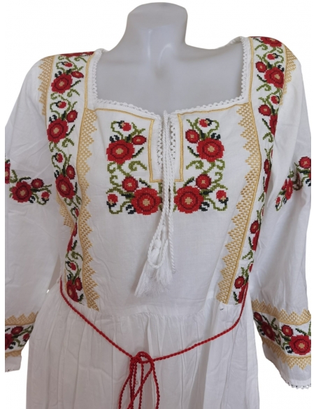 Rochie traditionala romaneasca alba cu broderie rosie si aurie model maci traditionali maneca trei sferturi