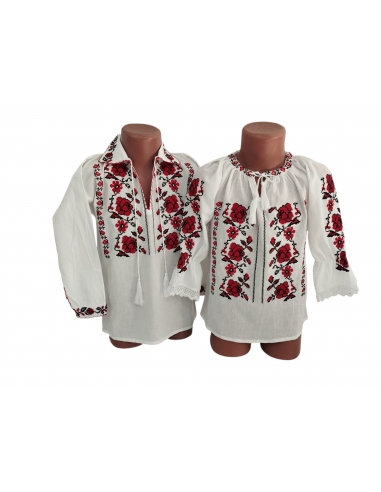 Set familie tradițional românesc alb cu broderie florală cu trandafiri roșii pentru mamă, tată, băiat și fetiță