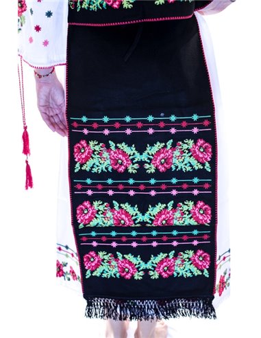 Fota brodata stilizata cu model floral traditional romanesc