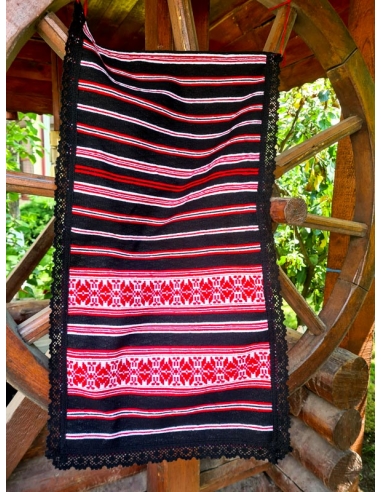 Catrinta brodata cu model traditional...
