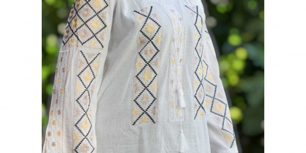Ie Românească Stilizată – Când Tradiția Întâlnește Eleganța Contemporană