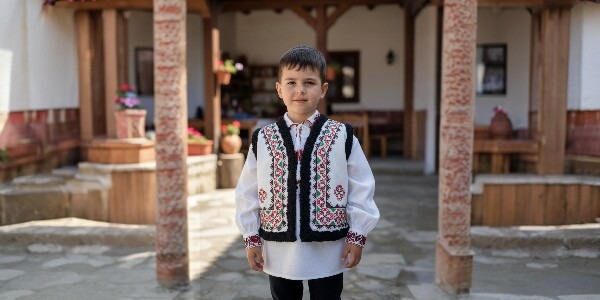 Vesta tradițională pentru băieți – piesă esențială din portul popular românesc